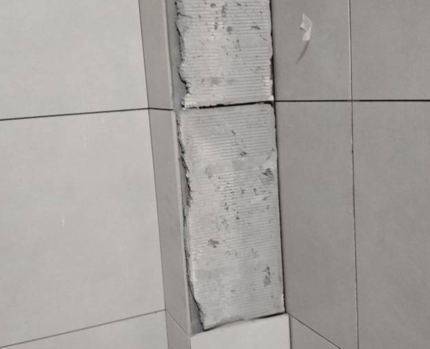 常州瓷砖空鼓维修公司分享下瓷砖施工前基层浇水润湿程度不足，可能导致以下问题