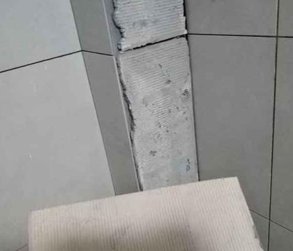 常州瓷砖空鼓维修公司分享下厨房瓷砖脱落的补救措施。